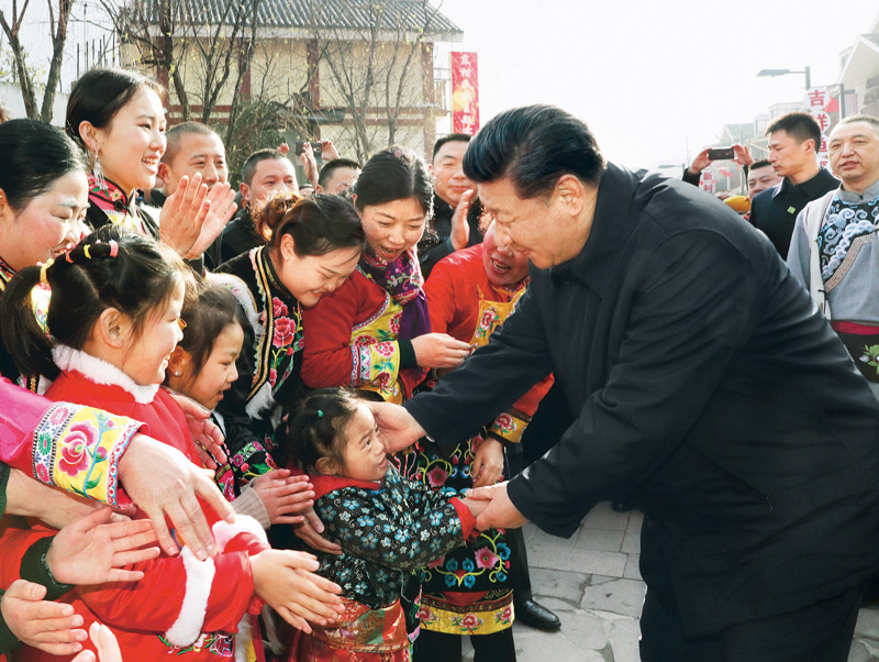 中华民族传统节日农历春节来临之际，中共中央总书记、国家主席、中央军委主席习近平来到四川考察调研，看望慰问各族干部群众，向全国各族人民致以美好的新春祝福。这是2018年2月12日上午，习近平在阿坝藏族羌族自治州汶川县映秀镇看望慰问群众。 新华社记者 鞠鹏/摄